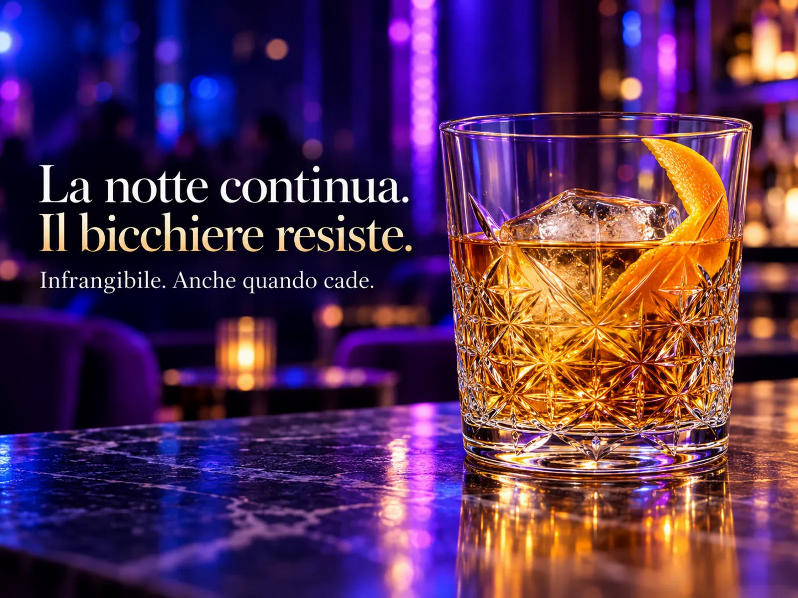 Brevetti WAF — bicchiere infrangibile lavorato con cocktail ambrato. «La notte continua. Il bicchiere resiste. Infrangibile. Anche quando cade.»